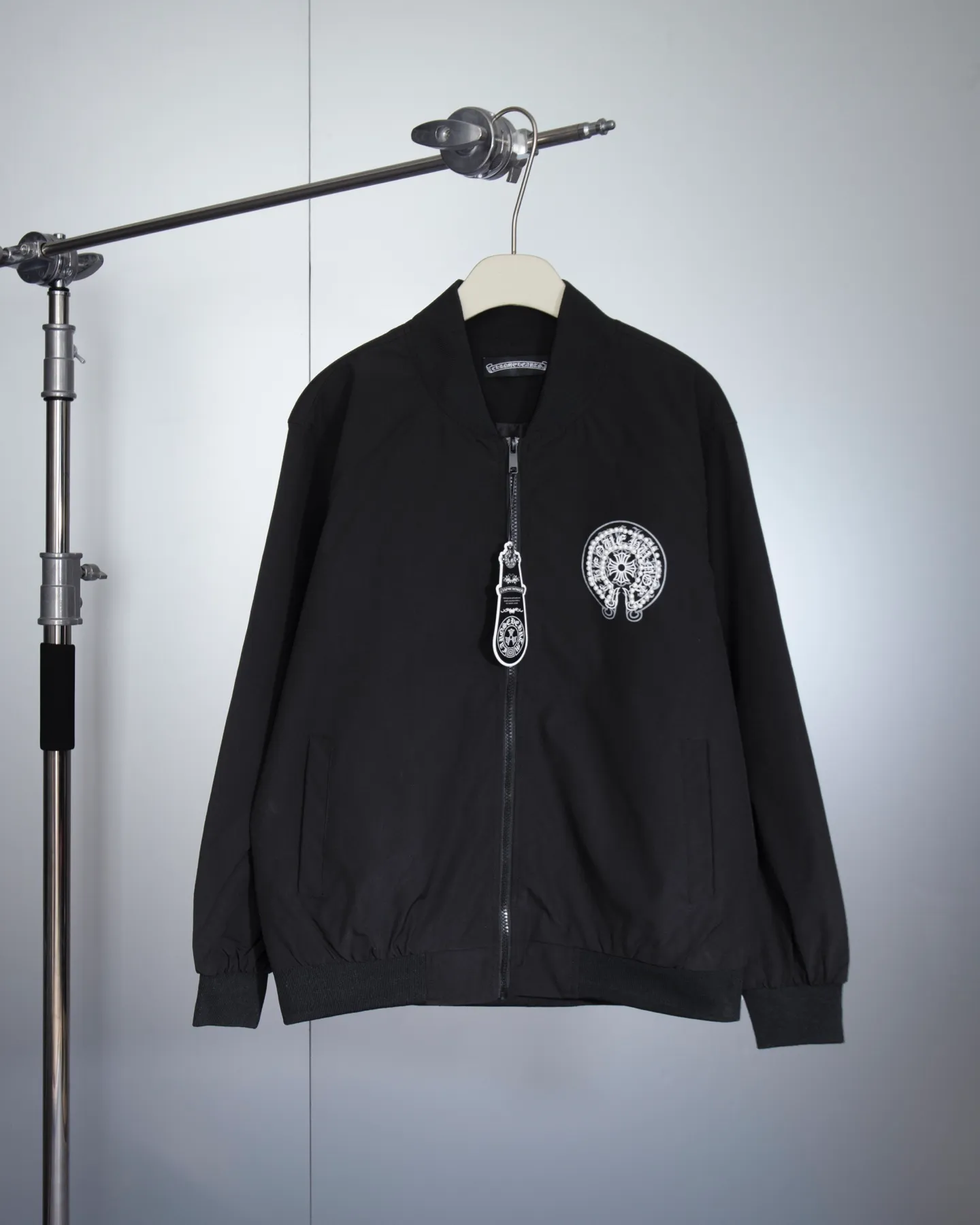P310 Chrome Hearts / Chrome Hearts Beaded Baseball Jacket - Genuine pattern, 1:1 comparison of every detail! The upper body style is suitable for celebrities and Internet celebrities, and the style is loose and not flattering on the figure! - All accessories are made from molds. There are four cross rivets on the whole dress. The two cross rivets on the sleeves are definitely the biggest highlight this year! - The same style for men and women, no matter the body shape, the upper body is handsome! Color: Black Size: S-XL